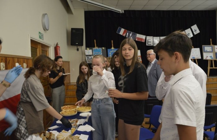 Aktywni we wspólnej Europie to projekt realizowany przez naszą szkołę w partnerstwie ze Stowarzyszeniem na rzecz Rozwoju Wsi Aniołowo. W ramach realizacji działań projektowych odbyła się dziś szczególna uroczystość. Uczniowie klas czwartych i siódmych przygotowali spotkanie tematyczne przybliżając ideę Unii Europejskiej. Był polonez, barwy narodowe, symbole unijne. Podczas spotkania odbyło się wręczenie nagród za konkurs plastyczny 