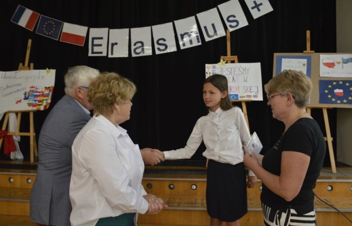 Aktywni we wspólnej Europie to projekt realizowany przez naszą szkołę w partnerstwie ze Stowarzyszeniem na rzecz Rozwoju Wsi Aniołowo. W ramach realizacji działań projektowych odbyła się dziś szczególna uroczystość. Uczniowie klas czwartych i siódmych przygotowali spotkanie tematyczne przybliżając ideę Unii Europejskiej. Był polonez, barwy narodowe, symbole unijne. Podczas spotkania odbyło się wręczenie nagród za konkurs plastyczny 