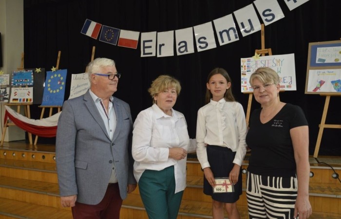 Aktywni we wspólnej Europie to projekt realizowany przez naszą szkołę w partnerstwie ze Stowarzyszeniem na rzecz Rozwoju Wsi Aniołowo. W ramach realizacji działań projektowych odbyła się dziś szczególna uroczystość. Uczniowie klas czwartych i siódmych przygotowali spotkanie tematyczne przybliżając ideę Unii Europejskiej. Był polonez, barwy narodowe, symbole unijne. Podczas spotkania odbyło się wręczenie nagród za konkurs plastyczny 