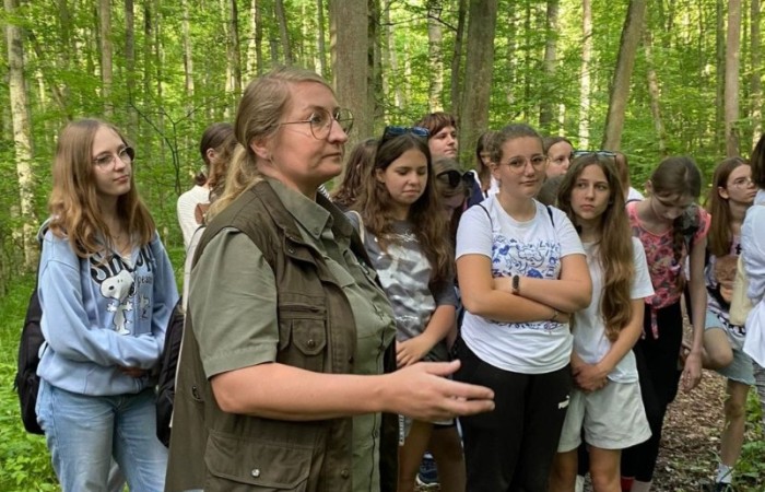 Kolejne działanie w ramach projektu Erasmus Discovering Carrers in Europe . Dziś uczniowie klas siódmych mieli okazję poznać zawód leśnika. Była wyprawa do lasu, ścieżka edukacyjna i fantastyczne opowieści pani leśnik o tym jaki jest las, na czym polega zawód leśnika i co trzeba zrobić alby móc  wykonywać tak piękną pracę. Pobyt zakończony ogniskiem i oczywiście pieczonymi w nim kiełbaskami. Dziękujemy Nadleśnictwu Młynary za gościnność i piękną lekcję przyrody. Nawet wszechobecne komary nie były w stanie zepsuć mam przyjemności dzisiejszego dnia.