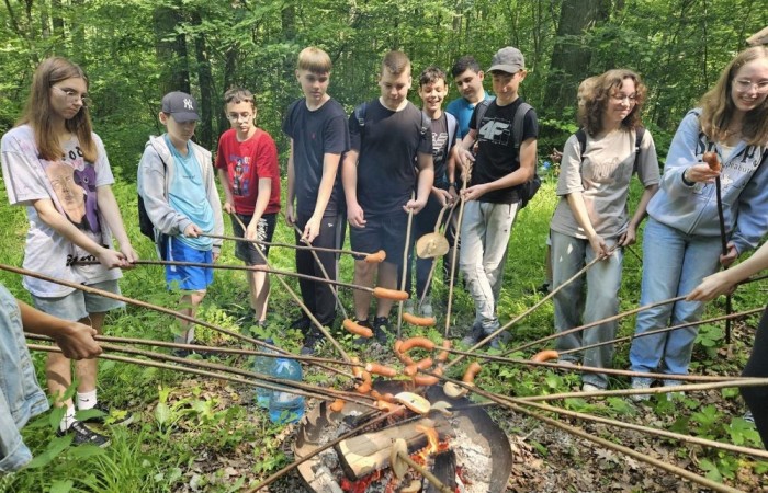 Kolejne działanie w ramach projektu Erasmus Discovering Carrers in Europe . Dziś uczniowie klas siódmych mieli okazję poznać zawód leśnika. Była wyprawa do lasu, ścieżka edukacyjna i fantastyczne opowieści pani leśnik o tym jaki jest las, na czym polega zawód leśnika i co trzeba zrobić alby móc  wykonywać tak piękną pracę. Pobyt zakończony ogniskiem i oczywiście pieczonymi w nim kiełbaskami. Dziękujemy Nadleśnictwu Młynary za gościnność i piękną lekcję przyrody. Nawet wszechobecne komary nie były w stanie zepsuć mam przyjemności dzisiejszego dnia.