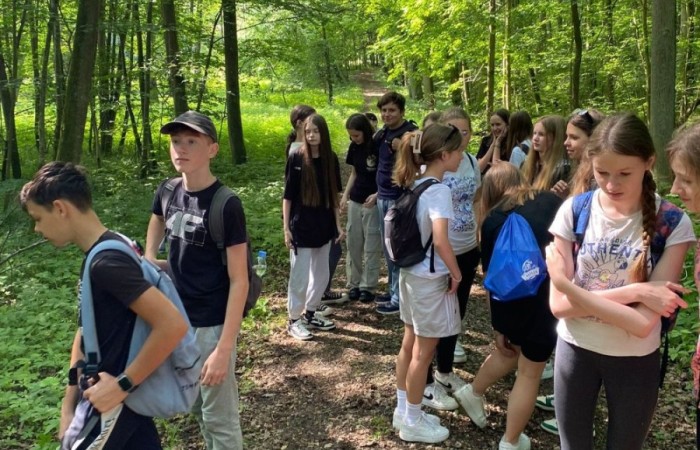 Kolejne działanie w ramach projektu Erasmus Discovering Carrers in Europe . Dziś uczniowie klas siódmych mieli okazję poznać zawód leśnika. Była wyprawa do lasu, ścieżka edukacyjna i fantastyczne opowieści pani leśnik o tym jaki jest las, na czym polega zawód leśnika i co trzeba zrobić alby móc  wykonywać tak piękną pracę. Pobyt zakończony ogniskiem i oczywiście pieczonymi w nim kiełbaskami. Dziękujemy Nadleśnictwu Młynary za gościnność i piękną lekcję przyrody. Nawet wszechobecne komary nie były w stanie zepsuć mam przyjemności dzisiejszego dnia.