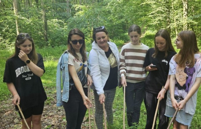 Kolejne działanie w ramach projektu Erasmus Discovering Carrers in Europe . Dziś uczniowie klas siódmych mieli okazję poznać zawód leśnika. Była wyprawa do lasu, ścieżka edukacyjna i fantastyczne opowieści pani leśnik o tym jaki jest las, na czym polega zawód leśnika i co trzeba zrobić alby móc  wykonywać tak piękną pracę. Pobyt zakończony ogniskiem i oczywiście pieczonymi w nim kiełbaskami. Dziękujemy Nadleśnictwu Młynary za gościnność i piękną lekcję przyrody. Nawet wszechobecne komary nie były w stanie zepsuć mam przyjemności dzisiejszego dnia.