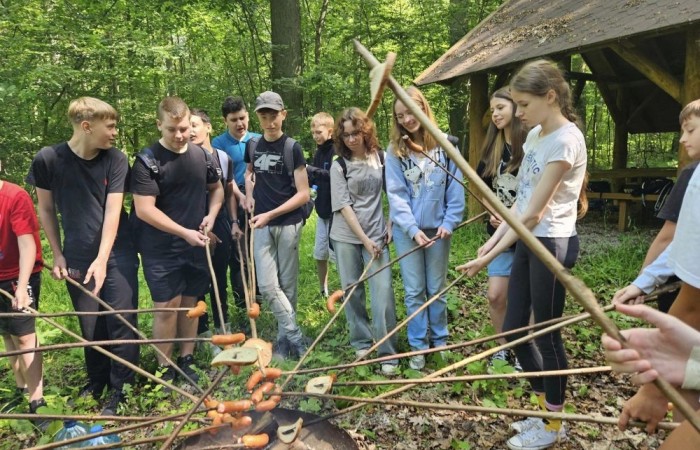 Kolejne działanie w ramach projektu Erasmus Discovering Carrers in Europe . Dziś uczniowie klas siódmych mieli okazję poznać zawód leśnika. Była wyprawa do lasu, ścieżka edukacyjna i fantastyczne opowieści pani leśnik o tym jaki jest las, na czym polega zawód leśnika i co trzeba zrobić alby móc  wykonywać tak piękną pracę. Pobyt zakończony ogniskiem i oczywiście pieczonymi w nim kiełbaskami. Dziękujemy Nadleśnictwu Młynary za gościnność i piękną lekcję przyrody. Nawet wszechobecne komary nie były w stanie zepsuć mam przyjemności dzisiejszego dnia.
