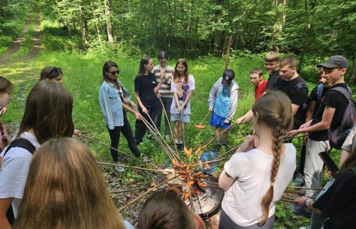 Kolejne działanie w ramach projektu Erasmus Discovering Carrers in Europe . Dziś uczniowie klas siódmych mieli okazję poznać zawód leśnika. Była wyprawa do lasu, ścieżka edukacyjna i fantastyczne opowieści pani leśnik o tym jaki jest las, na czym polega zawód leśnika i co trzeba zrobić alby móc  wykonywać tak piękną pracę. Pobyt zakończony ogniskiem i oczywiście pieczonymi w nim kiełbaskami. Dziękujemy Nadleśnictwu Młynary za gościnność i piękną lekcję przyrody. Nawet wszechobecne komary nie były w stanie zepsuć mam przyjemności dzisiejszego dnia.