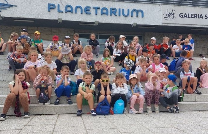 6 czerwca uczniowie klas pierwszych postanowili wybrać się na wycieczkę do Olsztyna, by tam odwiedzić miejscowe Planetarium i Obserwatorium. Po solidnej dawce wiedzy na temat kosmosu przyszła pora na odrobinę szaleństwa w parku trampolin. Jak widać po zdjęciach, bawiliśmy się wyśmienicie. 