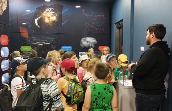 6 czerwca uczniowie klas pierwszych postanowili wybrać się na wycieczkę do Olsztyna, by tam odwiedzić miejscowe Planetarium i Obserwatorium. Po solidnej dawce wiedzy na temat kosmosu przyszła pora na odrobinę szaleństwa w parku trampolin. Jak widać po zdjęciach, bawiliśmy się wyśmienicie. 