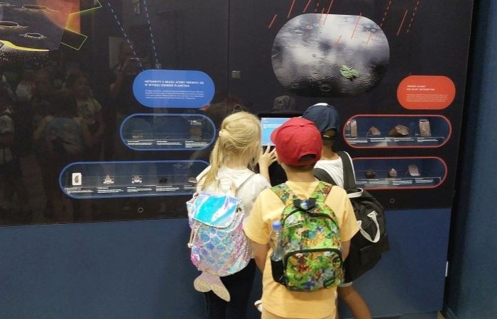 6 czerwca uczniowie klas pierwszych postanowili wybrać się na wycieczkę do Olsztyna, by tam odwiedzić miejscowe Planetarium i Obserwatorium. Po solidnej dawce wiedzy na temat kosmosu przyszła pora na odrobinę szaleństwa w parku trampolin. Jak widać po zdjęciach, bawiliśmy się wyśmienicie. 