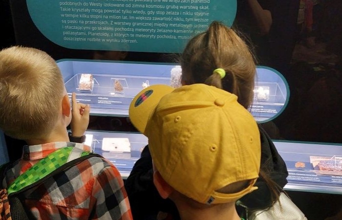 6 czerwca uczniowie klas pierwszych postanowili wybrać się na wycieczkę do Olsztyna, by tam odwiedzić miejscowe Planetarium i Obserwatorium. Po solidnej dawce wiedzy na temat kosmosu przyszła pora na odrobinę szaleństwa w parku trampolin. Jak widać po zdjęciach, bawiliśmy się wyśmienicie. 