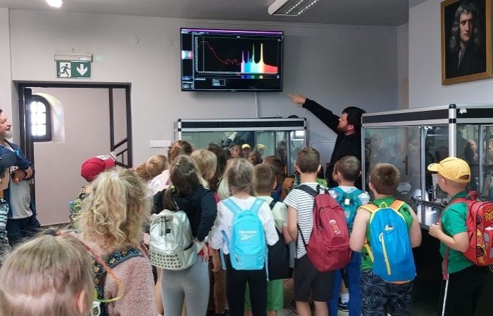 6 czerwca uczniowie klas pierwszych postanowili wybrać się na wycieczkę do Olsztyna, by tam odwiedzić miejscowe Planetarium i Obserwatorium. Po solidnej dawce wiedzy na temat kosmosu przyszła pora na odrobinę szaleństwa w parku trampolin. Jak widać po zdjęciach, bawiliśmy się wyśmienicie. 