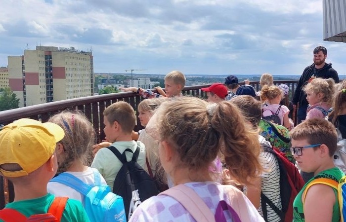 6 czerwca uczniowie klas pierwszych postanowili wybrać się na wycieczkę do Olsztyna, by tam odwiedzić miejscowe Planetarium i Obserwatorium. Po solidnej dawce wiedzy na temat kosmosu przyszła pora na odrobinę szaleństwa w parku trampolin. Jak widać po zdjęciach, bawiliśmy się wyśmienicie. 