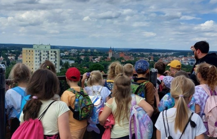 6 czerwca uczniowie klas pierwszych postanowili wybrać się na wycieczkę do Olsztyna, by tam odwiedzić miejscowe Planetarium i Obserwatorium. Po solidnej dawce wiedzy na temat kosmosu przyszła pora na odrobinę szaleństwa w parku trampolin. Jak widać po zdjęciach, bawiliśmy się wyśmienicie. 