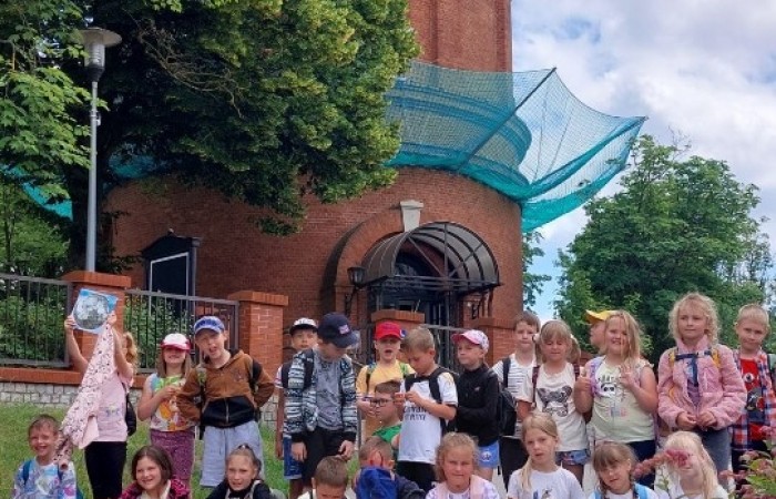 6 czerwca uczniowie klas pierwszych postanowili wybrać się na wycieczkę do Olsztyna, by tam odwiedzić miejscowe Planetarium i Obserwatorium. Po solidnej dawce wiedzy na temat kosmosu przyszła pora na odrobinę szaleństwa w parku trampolin. Jak widać po zdjęciach, bawiliśmy się wyśmienicie. 