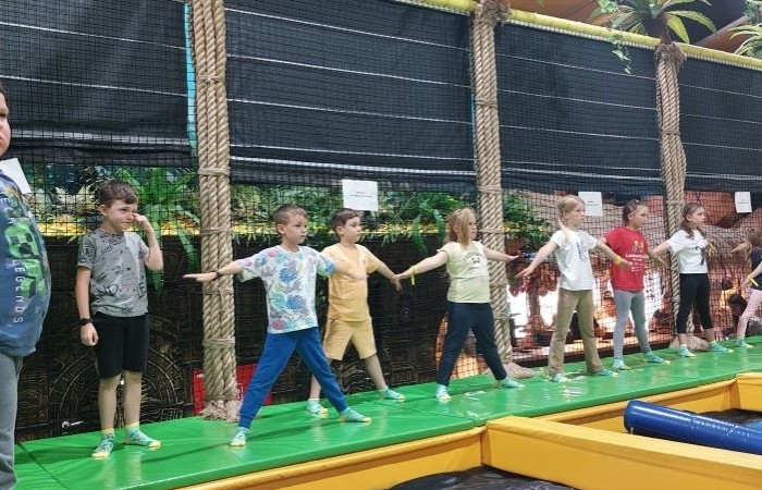 6 czerwca uczniowie klas pierwszych postanowili wybrać się na wycieczkę do Olsztyna, by tam odwiedzić miejscowe Planetarium i Obserwatorium. Po solidnej dawce wiedzy na temat kosmosu przyszła pora na odrobinę szaleństwa w parku trampolin. Jak widać po zdjęciach, bawiliśmy się wyśmienicie. 