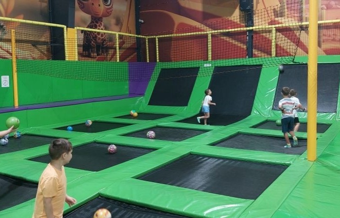 6 czerwca uczniowie klas pierwszych postanowili wybrać się na wycieczkę do Olsztyna, by tam odwiedzić miejscowe Planetarium i Obserwatorium. Po solidnej dawce wiedzy na temat kosmosu przyszła pora na odrobinę szaleństwa w parku trampolin. Jak widać po zdjęciach, bawiliśmy się wyśmienicie. 