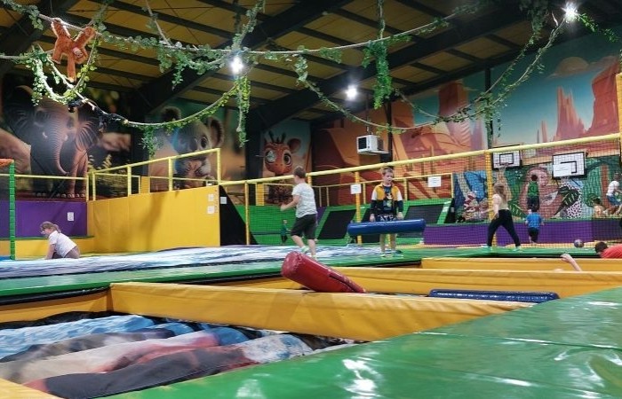 6 czerwca uczniowie klas pierwszych postanowili wybrać się na wycieczkę do Olsztyna, by tam odwiedzić miejscowe Planetarium i Obserwatorium. Po solidnej dawce wiedzy na temat kosmosu przyszła pora na odrobinę szaleństwa w parku trampolin. Jak widać po zdjęciach, bawiliśmy się wyśmienicie. 