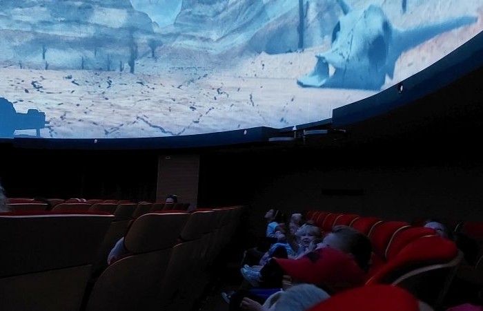 6 czerwca uczniowie klas pierwszych postanowili wybrać się na wycieczkę do Olsztyna, by tam odwiedzić miejscowe Planetarium i Obserwatorium. Po solidnej dawce wiedzy na temat kosmosu przyszła pora na odrobinę szaleństwa w parku trampolin. Jak widać po zdjęciach, bawiliśmy się wyśmienicie. 