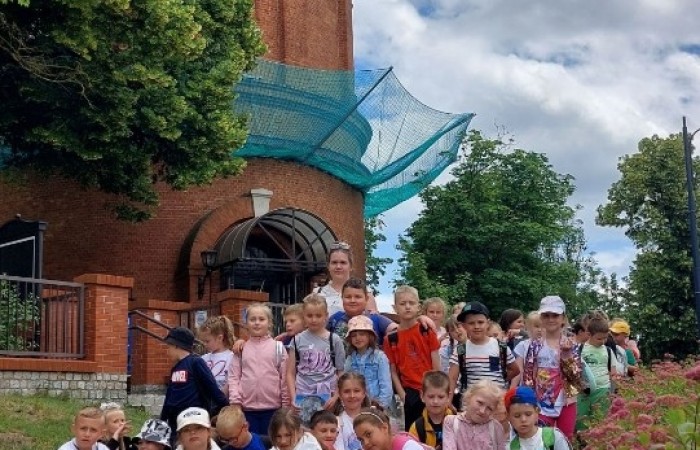 6 czerwca uczniowie klas pierwszych postanowili wybrać się na wycieczkę do Olsztyna, by tam odwiedzić miejscowe Planetarium i Obserwatorium. Po solidnej dawce wiedzy na temat kosmosu przyszła pora na odrobinę szaleństwa w parku trampolin. Jak widać po zdjęciach, bawiliśmy się wyśmienicie. 