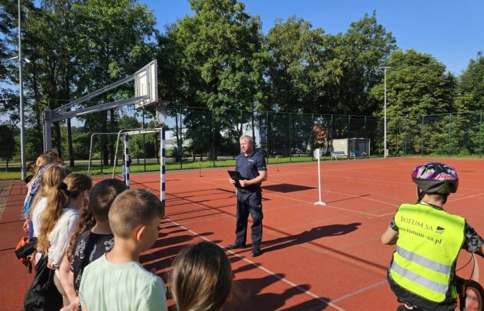 Dnia 7.06.2024 r. uczniowie naszej szkoły zdali egzamin z Bezpieczeństwa Ruchu Drogowego. Egzamin teoretyczny i praktyczny z wynikiem pozytywnym osiągnęło 56 uczniów. Wszystkie wskazówki bezpiecznej drogi i zasady poruszania się po drogach przypomnieli nam policjanci z Komisariatu w Pasłęku. Aktywnie pomagali przy organizacji egzaminu praktycznego na kartę rowerową: asp. szt. Piotr Pawlikowski , st. asp. Karol Paluch , mł. asp. Agnieszka Sierpińska oraz pedagog szkolny Beata Ziębicka .
Dziękujemy za wsparcie !!!  
Uczniowie bezpieczne zachowania na drodze promowali także w konkursie plastycznym „Safe Bike ‘’ nawiązując do ekologicznych środków transportu. Czekamy na wyniki konkursu-trzymajcie kciuki !!! 