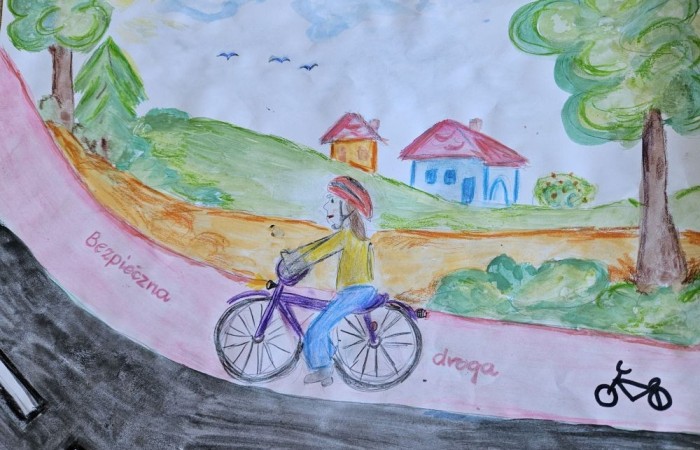 Dnia 7.06.2024 r. uczniowie naszej szkoły zdali egzamin z Bezpieczeństwa Ruchu Drogowego. Egzamin teoretyczny i praktyczny z wynikiem pozytywnym osiągnęło 56 uczniów. Wszystkie wskazówki bezpiecznej drogi i zasady poruszania się po drogach przypomnieli nam policjanci z Komisariatu w Pasłęku. Aktywnie pomagali przy organizacji egzaminu praktycznego na kartę rowerową: asp. szt. Piotr Pawlikowski , st. asp. Karol Paluch , mł. asp. Agnieszka Sierpińska oraz pedagog szkolny Beata Ziębicka .
Dziękujemy za wsparcie !!!  
Uczniowie bezpieczne zachowania na drodze promowali także w konkursie plastycznym „Safe Bike ‘’ nawiązując do ekologicznych środków transportu. Czekamy na wyniki konkursu-trzymajcie kciuki !!! 

														
