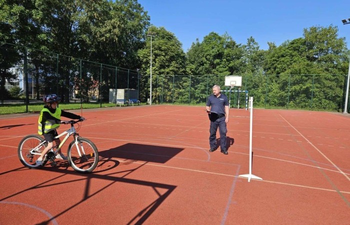 Dnia 7.06.2024 r. uczniowie naszej szkoły zdali egzamin z Bezpieczeństwa Ruchu Drogowego. Egzamin teoretyczny i praktyczny z wynikiem pozytywnym osiągnęło 56 uczniów. Wszystkie wskazówki bezpiecznej drogi i zasady poruszania się po drogach przypomnieli nam policjanci z Komisariatu w Pasłęku. Aktywnie pomagali przy organizacji egzaminu praktycznego na kartę rowerową: asp. szt. Piotr Pawlikowski , st. asp. Karol Paluch , mł. asp. Agnieszka Sierpińska oraz pedagog szkolny Beata Ziębicka .
Dziękujemy za wsparcie !!!  
Uczniowie bezpieczne zachowania na drodze promowali także w konkursie plastycznym „Safe Bike ‘’ nawiązując do ekologicznych środków transportu. Czekamy na wyniki konkursu-trzymajcie kciuki !!! 