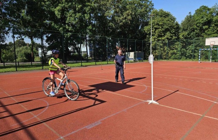 Dnia 7.06.2024 r. uczniowie naszej szkoły zdali egzamin z Bezpieczeństwa Ruchu Drogowego. Egzamin teoretyczny i praktyczny z wynikiem pozytywnym osiągnęło 56 uczniów. Wszystkie wskazówki bezpiecznej drogi i zasady poruszania się po drogach przypomnieli nam policjanci z Komisariatu w Pasłęku. Aktywnie pomagali przy organizacji egzaminu praktycznego na kartę rowerową: asp. szt. Piotr Pawlikowski , st. asp. Karol Paluch , mł. asp. Agnieszka Sierpińska oraz pedagog szkolny Beata Ziębicka .
Dziękujemy za wsparcie !!!  
Uczniowie bezpieczne zachowania na drodze promowali także w konkursie plastycznym „Safe Bike ‘’ nawiązując do ekologicznych środków transportu. Czekamy na wyniki konkursu-trzymajcie kciuki !!! 