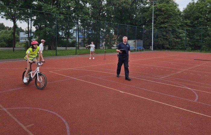 Dnia 7.06.2024 r. uczniowie naszej szkoły zdali egzamin z Bezpieczeństwa Ruchu Drogowego. Egzamin teoretyczny i praktyczny z wynikiem pozytywnym osiągnęło 56 uczniów. Wszystkie wskazówki bezpiecznej drogi i zasady poruszania się po drogach przypomnieli nam policjanci z Komisariatu w Pasłęku. Aktywnie pomagali przy organizacji egzaminu praktycznego na kartę rowerową: asp. szt. Piotr Pawlikowski , st. asp. Karol Paluch , mł. asp. Agnieszka Sierpińska oraz pedagog szkolny Beata Ziębicka .
Dziękujemy za wsparcie !!!  
Uczniowie bezpieczne zachowania na drodze promowali także w konkursie plastycznym „Safe Bike ‘’ nawiązując do ekologicznych środków transportu. Czekamy na wyniki konkursu-trzymajcie kciuki !!! 