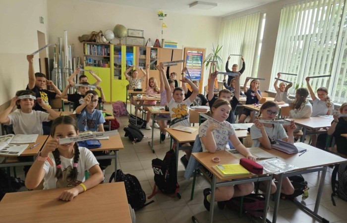 Dnia 7.06.2024 r. uczniowie naszej szkoły zdali egzamin z Bezpieczeństwa Ruchu Drogowego. Egzamin teoretyczny i praktyczny z wynikiem pozytywnym osiągnęło 56 uczniów. Wszystkie wskazówki bezpiecznej drogi i zasady poruszania się po drogach przypomnieli nam policjanci z Komisariatu w Pasłęku. Aktywnie pomagali przy organizacji egzaminu praktycznego na kartę rowerową: asp. szt. Piotr Pawlikowski , st. asp. Karol Paluch , mł. asp. Agnieszka Sierpińska oraz pedagog szkolny Beata Ziębicka .
Dziękujemy za wsparcie !!!  
Uczniowie bezpieczne zachowania na drodze promowali także w konkursie plastycznym „Safe Bike ‘’ nawiązując do ekologicznych środków transportu. Czekamy na wyniki konkursu-trzymajcie kciuki !!! 