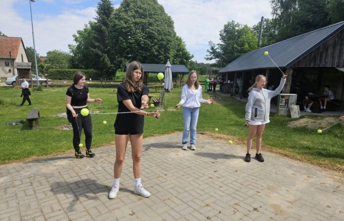 Super dzień! Za nami wizyta w zaprzyjaźnionym Aniołowie. Podczas spotkania uczestnicy wzięli udział w warsztatach międzykulturowych. Poznali doświadczenia Stowarzyszenia Aniołowo w ramach projektu Erasmus „Discovering Careers in Europe ‘’w zakresie ich współpracy z krajami UE. Poza tym, zgodnie z tematem projektu poznali zawód rolnika. Odwiedzili gospodarstwo rolników w Aniołowie. Była okazja do poznania zawodu, zwiedzania gospodarstwa, rozmów z rolnikami. Uczniowie klasy 7a i 7b poznali zasady gry w bule czyli tradycyjną francuska grę oraz zdobyli podstawowe umiejętności  żonglerki piłeczkami. Był to świetny pomysł na zabawę i integracje klas.
Dziękujemy serdecznie za miłe przyjęcie.
