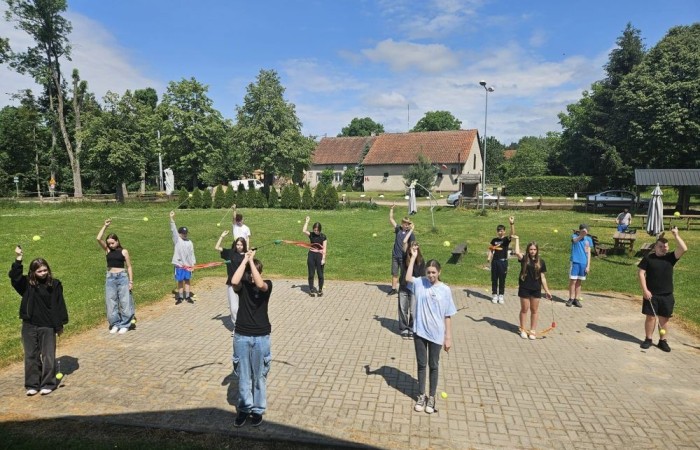 Super dzień! Za nami wizyta w zaprzyjaźnionym Aniołowie. Podczas spotkania uczestnicy wzięli udział w warsztatach międzykulturowych. Poznali doświadczenia Stowarzyszenia Aniołowo w ramach projektu Erasmus „Discovering Careers in Europe ‘’w zakresie ich współpracy z krajami UE. Poza tym, zgodnie z tematem projektu poznali zawód rolnika. Odwiedzili gospodarstwo rolników w Aniołowie. Była okazja do poznania zawodu, zwiedzania gospodarstwa, rozmów z rolnikami. Uczniowie klasy 7a i 7b poznali zasady gry w bule czyli tradycyjną francuska grę oraz zdobyli podstawowe umiejętności  żonglerki piłeczkami. Był to świetny pomysł na zabawę i integracje klas.
Dziękujemy serdecznie za miłe przyjęcie.