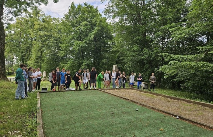 Super dzień! Za nami wizyta w zaprzyjaźnionym Aniołowie. Podczas spotkania uczestnicy wzięli udział w warsztatach międzykulturowych. Poznali doświadczenia Stowarzyszenia Aniołowo w ramach projektu Erasmus „Discovering Careers in Europe ‘’w zakresie ich współpracy z krajami UE. Poza tym, zgodnie z tematem projektu poznali zawód rolnika. Odwiedzili gospodarstwo rolników w Aniołowie. Była okazja do poznania zawodu, zwiedzania gospodarstwa, rozmów z rolnikami. Uczniowie klasy 7a i 7b poznali zasady gry w bule czyli tradycyjną francuska grę oraz zdobyli podstawowe umiejętności  żonglerki piłeczkami. Był to świetny pomysł na zabawę i integracje klas.
Dziękujemy serdecznie za miłe przyjęcie.
