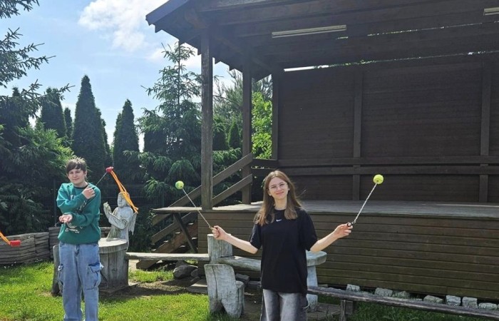 Super dzień! Za nami wizyta w zaprzyjaźnionym Aniołowie. Podczas spotkania uczestnicy wzięli udział w warsztatach międzykulturowych. Poznali doświadczenia Stowarzyszenia Aniołowo w ramach projektu Erasmus „Discovering Careers in Europe ‘’w zakresie ich współpracy z krajami UE. Poza tym, zgodnie z tematem projektu poznali zawód rolnika. Odwiedzili gospodarstwo rolników w Aniołowie. Była okazja do poznania zawodu, zwiedzania gospodarstwa, rozmów z rolnikami. Uczniowie klasy 7a i 7b poznali zasady gry w bule czyli tradycyjną francuska grę oraz zdobyli podstawowe umiejętności  żonglerki piłeczkami. Był to świetny pomysł na zabawę i integracje klas.
Dziękujemy serdecznie za miłe przyjęcie.