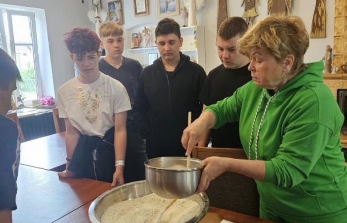 Super dzień! Za nami wizyta w zaprzyjaźnionym Aniołowie. Podczas spotkania uczestnicy wzięli udział w warsztatach międzykulturowych. Poznali doświadczenia Stowarzyszenia Aniołowo w ramach projektu Erasmus „Discovering Careers in Europe ‘’w zakresie ich współpracy z krajami UE. Poza tym, zgodnie z tematem projektu poznali zawód rolnika. Odwiedzili gospodarstwo rolników w Aniołowie. Była okazja do poznania zawodu, zwiedzania gospodarstwa, rozmów z rolnikami. Uczniowie klasy 7a i 7b poznali zasady gry w bule czyli tradycyjną francuska grę oraz zdobyli podstawowe umiejętności  żonglerki piłeczkami. Był to świetny pomysł na zabawę i integracje klas.
Dziękujemy serdecznie za miłe przyjęcie.