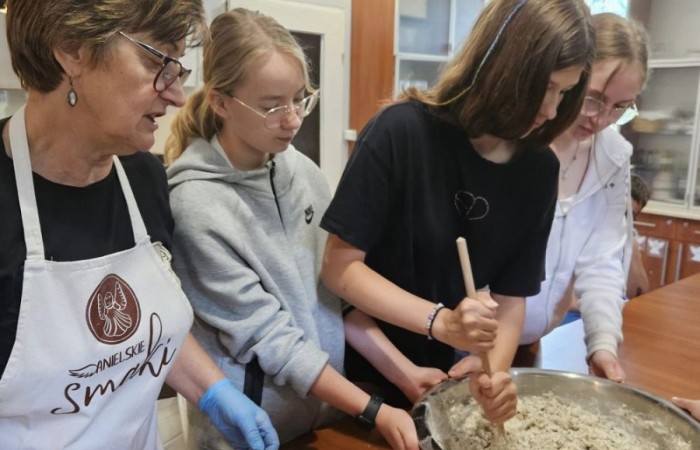 Super dzień! Za nami wizyta w zaprzyjaźnionym Aniołowie. Podczas spotkania uczestnicy wzięli udział w warsztatach międzykulturowych. Poznali doświadczenia Stowarzyszenia Aniołowo w ramach projektu Erasmus „Discovering Careers in Europe ‘’w zakresie ich współpracy z krajami UE. Poza tym, zgodnie z tematem projektu poznali zawód rolnika. Odwiedzili gospodarstwo rolników w Aniołowie. Była okazja do poznania zawodu, zwiedzania gospodarstwa, rozmów z rolnikami. Uczniowie klasy 7a i 7b poznali zasady gry w bule czyli tradycyjną francuska grę oraz zdobyli podstawowe umiejętności  żonglerki piłeczkami. Był to świetny pomysł na zabawę i integracje klas.
Dziękujemy serdecznie za miłe przyjęcie.