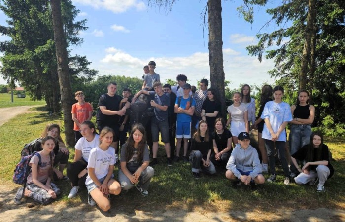 Super dzień! Za nami wizyta w zaprzyjaźnionym Aniołowie. Podczas spotkania uczestnicy wzięli udział w warsztatach międzykulturowych. Poznali doświadczenia Stowarzyszenia Aniołowo w ramach projektu Erasmus „Discovering Careers in Europe ‘’w zakresie ich współpracy z krajami UE. Poza tym, zgodnie z tematem projektu poznali zawód rolnika. Odwiedzili gospodarstwo rolników w Aniołowie. Była okazja do poznania zawodu, zwiedzania gospodarstwa, rozmów z rolnikami. Uczniowie klasy 7a i 7b poznali zasady gry w bule czyli tradycyjną francuska grę oraz zdobyli podstawowe umiejętności  żonglerki piłeczkami. Był to świetny pomysł na zabawę i integracje klas.
Dziękujemy serdecznie za miłe przyjęcie.