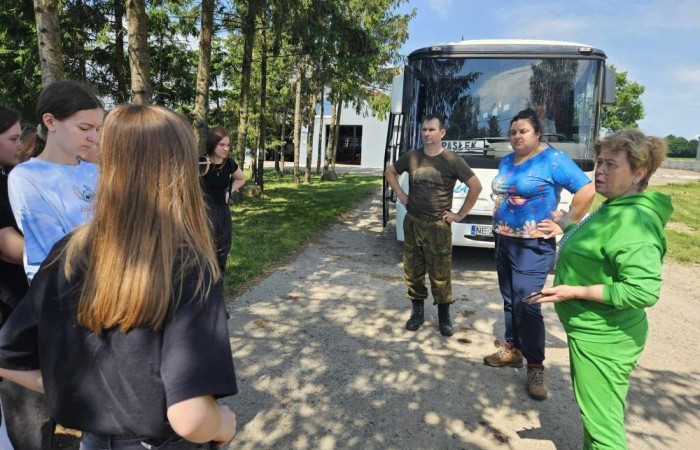Super dzień! Za nami wizyta w zaprzyjaźnionym Aniołowie. Podczas spotkania uczestnicy wzięli udział w warsztatach międzykulturowych. Poznali doświadczenia Stowarzyszenia Aniołowo w ramach projektu Erasmus „Discovering Careers in Europe ‘’w zakresie ich współpracy z krajami UE. Poza tym, zgodnie z tematem projektu poznali zawód rolnika. Odwiedzili gospodarstwo rolników w Aniołowie. Była okazja do poznania zawodu, zwiedzania gospodarstwa, rozmów z rolnikami. Uczniowie klasy 7a i 7b poznali zasady gry w bule czyli tradycyjną francuska grę oraz zdobyli podstawowe umiejętności  żonglerki piłeczkami. Był to świetny pomysł na zabawę i integracje klas.
Dziękujemy serdecznie za miłe przyjęcie.