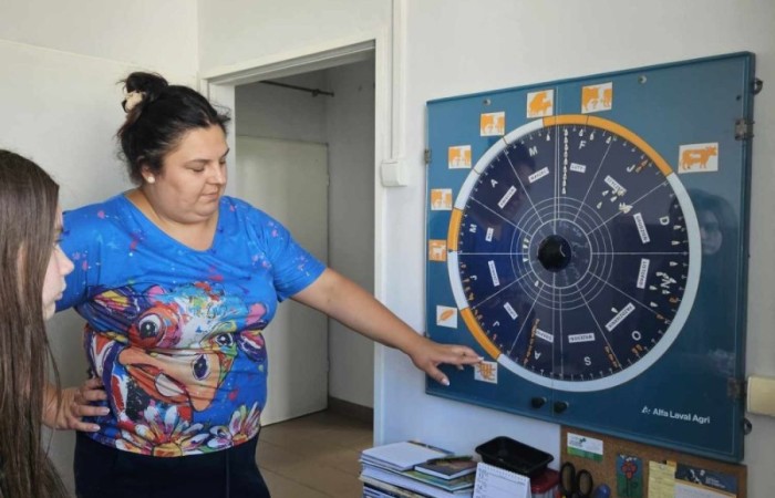 Super dzień! Za nami wizyta w zaprzyjaźnionym Aniołowie. Podczas spotkania uczestnicy wzięli udział w warsztatach międzykulturowych. Poznali doświadczenia Stowarzyszenia Aniołowo w ramach projektu Erasmus „Discovering Careers in Europe ‘’w zakresie ich współpracy z krajami UE. Poza tym, zgodnie z tematem projektu poznali zawód rolnika. Odwiedzili gospodarstwo rolników w Aniołowie. Była okazja do poznania zawodu, zwiedzania gospodarstwa, rozmów z rolnikami. Uczniowie klasy 7a i 7b poznali zasady gry w bule czyli tradycyjną francuska grę oraz zdobyli podstawowe umiejętności  żonglerki piłeczkami. Był to świetny pomysł na zabawę i integracje klas.
Dziękujemy serdecznie za miłe przyjęcie.