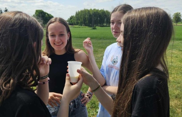 Super dzień! Za nami wizyta w zaprzyjaźnionym Aniołowie. Podczas spotkania uczestnicy wzięli udział w warsztatach międzykulturowych. Poznali doświadczenia Stowarzyszenia Aniołowo w ramach projektu Erasmus „Discovering Careers in Europe ‘’w zakresie ich współpracy z krajami UE. Poza tym, zgodnie z tematem projektu poznali zawód rolnika. Odwiedzili gospodarstwo rolników w Aniołowie. Była okazja do poznania zawodu, zwiedzania gospodarstwa, rozmów z rolnikami. Uczniowie klasy 7a i 7b poznali zasady gry w bule czyli tradycyjną francuska grę oraz zdobyli podstawowe umiejętności  żonglerki piłeczkami. Był to świetny pomysł na zabawę i integracje klas.
Dziękujemy serdecznie za miłe przyjęcie.