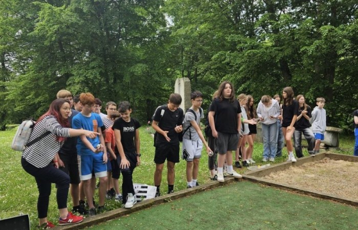 Super dzień! Za nami wizyta w zaprzyjaźnionym Aniołowie. Podczas spotkania uczestnicy wzięli udział w warsztatach międzykulturowych. Poznali doświadczenia Stowarzyszenia Aniołowo w ramach projektu Erasmus „Discovering Careers in Europe ‘’w zakresie ich współpracy z krajami UE. Poza tym, zgodnie z tematem projektu poznali zawód rolnika. Odwiedzili gospodarstwo rolników w Aniołowie. Była okazja do poznania zawodu, zwiedzania gospodarstwa, rozmów z rolnikami. Uczniowie klasy 7a i 7b poznali zasady gry w bule czyli tradycyjną francuska grę oraz zdobyli podstawowe umiejętności  żonglerki piłeczkami. Był to świetny pomysł na zabawę i integracje klas.
Dziękujemy serdecznie za miłe przyjęcie.