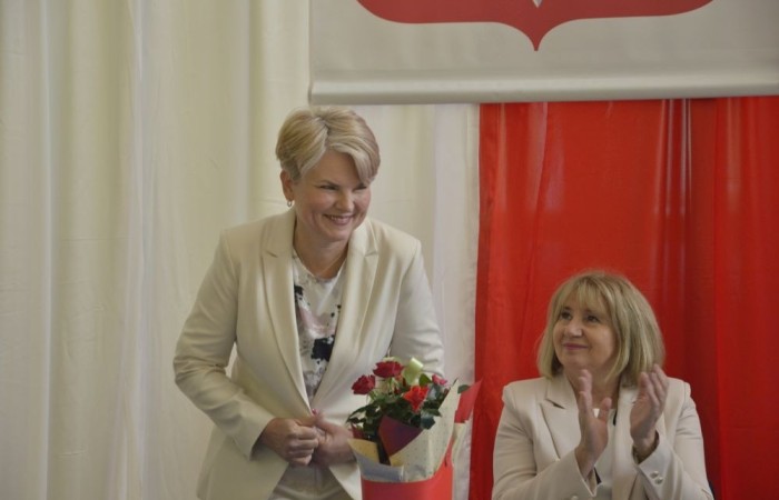 Dnia 20 czerwca odbyło się uroczyste zakończenie roku klas ósmych. Wśród zaproszonych gości była Burmistrz Pasłęka pani Elżbieta Wasiuk, pan Piotr Borysewicz wiceprezes klubu sportowego Polonii Pasłęk, trener  lekkiej atletyki oraz przewodnicząca Rady Rodziców pani Anna Szymanek. Uroczystość rozpoczęła się od przekazania pocztu sztandarowego uczniom klasom siódmym. Następnie wychowawcy klas i pani dyrektor Agnieszka Cieklińska wręczyli nagrody uczniom kończącym szkołę z wyróżnieniem a ich rodzicom listy gratulacyjne. Wszyscy uczniowie z klasy 8a i 8b otrzymali świadectwo ukończenia Szkoły Podstawowej nr 2.Gratulacje !
 Uroczystość uświetniły piosenki w wykonaniu dziewcząt z klasy 6 b i Jakuba Parzycha z klasy 5b. Naszym absolwentom życzymy sukcesów i chcielibyśmy by zawsze pamiętali o latach spędzonych w naszej „Dwójce”.
