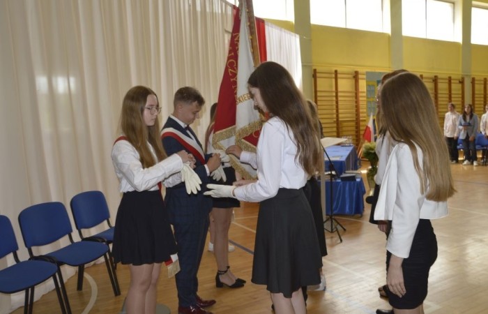 Dnia 20 czerwca odbyło się uroczyste zakończenie roku klas ósmych. Wśród zaproszonych gości była Burmistrz Pasłęka pani Elżbieta Wasiuk, pan Piotr Borysewicz wiceprezes klubu sportowego Polonii Pasłęk, trener  lekkiej atletyki oraz przewodnicząca Rady Rodziców pani Anna Szymanek. Uroczystość rozpoczęła się od przekazania pocztu sztandarowego uczniom klasom siódmym. Następnie wychowawcy klas i pani dyrektor Agnieszka Cieklińska wręczyli nagrody uczniom kończącym szkołę z wyróżnieniem a ich rodzicom listy gratulacyjne. Wszyscy uczniowie z klasy 8a i 8b otrzymali świadectwo ukończenia Szkoły Podstawowej nr 2.Gratulacje !
 Uroczystość uświetniły piosenki w wykonaniu dziewcząt z klasy 6 b i Jakuba Parzycha z klasy 5b. Naszym absolwentom życzymy sukcesów i chcielibyśmy by zawsze pamiętali o latach spędzonych w naszej „Dwójce”.
