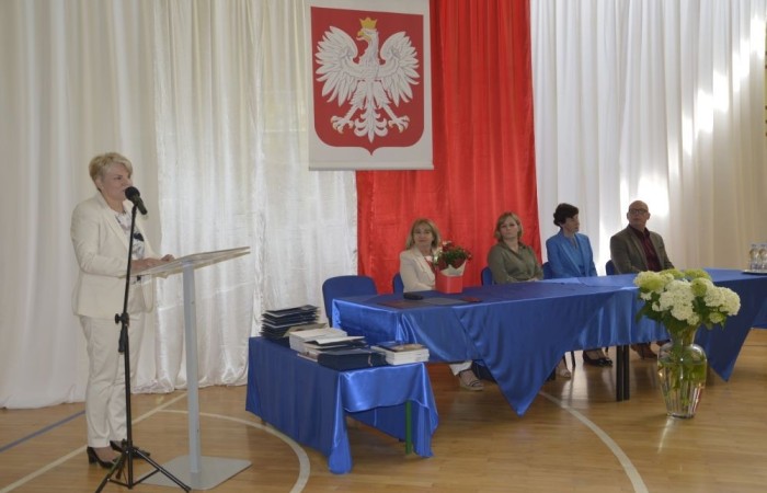 Dnia 20 czerwca odbyło się uroczyste zakończenie roku klas ósmych. Wśród zaproszonych gości była Burmistrz Pasłęka pani Elżbieta Wasiuk, pan Piotr Borysewicz wiceprezes klubu sportowego Polonii Pasłęk, trener  lekkiej atletyki oraz przewodnicząca Rady Rodziców pani Anna Szymanek. Uroczystość rozpoczęła się od przekazania pocztu sztandarowego uczniom klasom siódmym. Następnie wychowawcy klas i pani dyrektor Agnieszka Cieklińska wręczyli nagrody uczniom kończącym szkołę z wyróżnieniem a ich rodzicom listy gratulacyjne. Wszyscy uczniowie z klasy 8a i 8b otrzymali świadectwo ukończenia Szkoły Podstawowej nr 2.Gratulacje !
 Uroczystość uświetniły piosenki w wykonaniu dziewcząt z klasy 6 b i Jakuba Parzycha z klasy 5b. Naszym absolwentom życzymy sukcesów i chcielibyśmy by zawsze pamiętali o latach spędzonych w naszej „Dwójce”.
