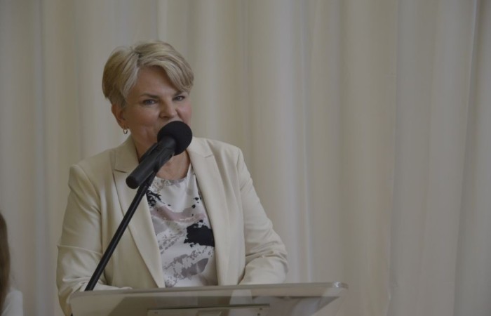 Dnia 20 czerwca odbyło się uroczyste zakończenie roku klas ósmych. Wśród zaproszonych gości była Burmistrz Pasłęka pani Elżbieta Wasiuk, pan Piotr Borysewicz wiceprezes klubu sportowego Polonii Pasłęk, trener  lekkiej atletyki oraz przewodnicząca Rady Rodziców pani Anna Szymanek. Uroczystość rozpoczęła się od przekazania pocztu sztandarowego uczniom klasom siódmym. Następnie wychowawcy klas i pani dyrektor Agnieszka Cieklińska wręczyli nagrody uczniom kończącym szkołę z wyróżnieniem a ich rodzicom listy gratulacyjne. Wszyscy uczniowie z klasy 8a i 8b otrzymali świadectwo ukończenia Szkoły Podstawowej nr 2.Gratulacje !
 Uroczystość uświetniły piosenki w wykonaniu dziewcząt z klasy 6 b i Jakuba Parzycha z klasy 5b. Naszym absolwentom życzymy sukcesów i chcielibyśmy by zawsze pamiętali o latach spędzonych w naszej „Dwójce”.
