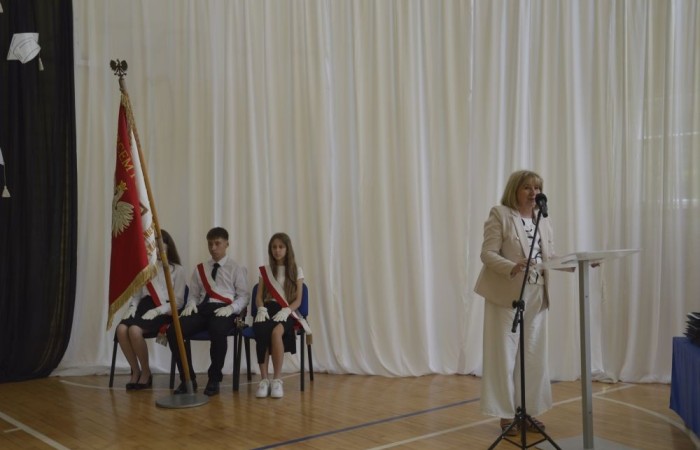 Dnia 20 czerwca odbyło się uroczyste zakończenie roku klas ósmych. Wśród zaproszonych gości była Burmistrz Pasłęka pani Elżbieta Wasiuk, pan Piotr Borysewicz wiceprezes klubu sportowego Polonii Pasłęk, trener  lekkiej atletyki oraz przewodnicząca Rady Rodziców pani Anna Szymanek. Uroczystość rozpoczęła się od przekazania pocztu sztandarowego uczniom klasom siódmym. Następnie wychowawcy klas i pani dyrektor Agnieszka Cieklińska wręczyli nagrody uczniom kończącym szkołę z wyróżnieniem a ich rodzicom listy gratulacyjne. Wszyscy uczniowie z klasy 8a i 8b otrzymali świadectwo ukończenia Szkoły Podstawowej nr 2.Gratulacje !
 Uroczystość uświetniły piosenki w wykonaniu dziewcząt z klasy 6 b i Jakuba Parzycha z klasy 5b. Naszym absolwentom życzymy sukcesów i chcielibyśmy by zawsze pamiętali o latach spędzonych w naszej „Dwójce”.
