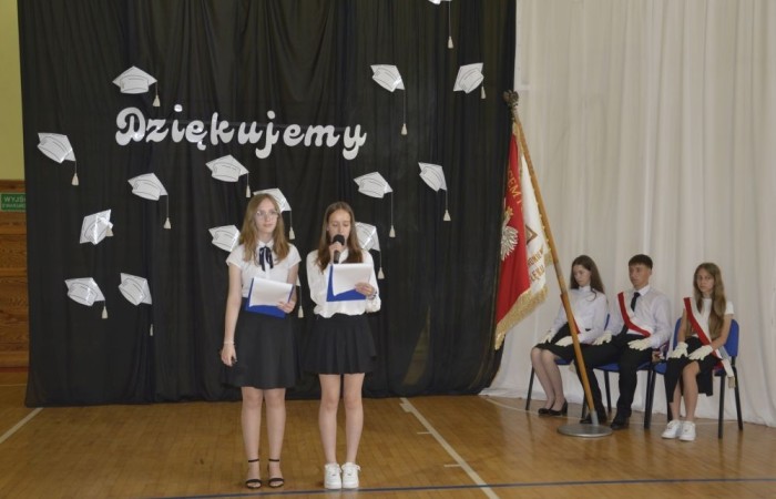 Dnia 20 czerwca odbyło się uroczyste zakończenie roku klas ósmych. Wśród zaproszonych gości była Burmistrz Pasłęka pani Elżbieta Wasiuk, pan Piotr Borysewicz wiceprezes klubu sportowego Polonii Pasłęk, trener  lekkiej atletyki oraz przewodnicząca Rady Rodziców pani Anna Szymanek. Uroczystość rozpoczęła się od przekazania pocztu sztandarowego uczniom klasom siódmym. Następnie wychowawcy klas i pani dyrektor Agnieszka Cieklińska wręczyli nagrody uczniom kończącym szkołę z wyróżnieniem a ich rodzicom listy gratulacyjne. Wszyscy uczniowie z klasy 8a i 8b otrzymali świadectwo ukończenia Szkoły Podstawowej nr 2.Gratulacje !
 Uroczystość uświetniły piosenki w wykonaniu dziewcząt z klasy 6 b i Jakuba Parzycha z klasy 5b. Naszym absolwentom życzymy sukcesów i chcielibyśmy by zawsze pamiętali o latach spędzonych w naszej „Dwójce”.
