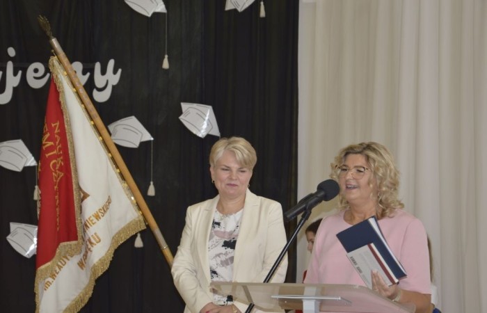 Dnia 20 czerwca odbyło się uroczyste zakończenie roku klas ósmych. Wśród zaproszonych gości była Burmistrz Pasłęka pani Elżbieta Wasiuk, pan Piotr Borysewicz wiceprezes klubu sportowego Polonii Pasłęk, trener  lekkiej atletyki oraz przewodnicząca Rady Rodziców pani Anna Szymanek. Uroczystość rozpoczęła się od przekazania pocztu sztandarowego uczniom klasom siódmym. Następnie wychowawcy klas i pani dyrektor Agnieszka Cieklińska wręczyli nagrody uczniom kończącym szkołę z wyróżnieniem a ich rodzicom listy gratulacyjne. Wszyscy uczniowie z klasy 8a i 8b otrzymali świadectwo ukończenia Szkoły Podstawowej nr 2.Gratulacje !
 Uroczystość uświetniły piosenki w wykonaniu dziewcząt z klasy 6 b i Jakuba Parzycha z klasy 5b. Naszym absolwentom życzymy sukcesów i chcielibyśmy by zawsze pamiętali o latach spędzonych w naszej „Dwójce”.
