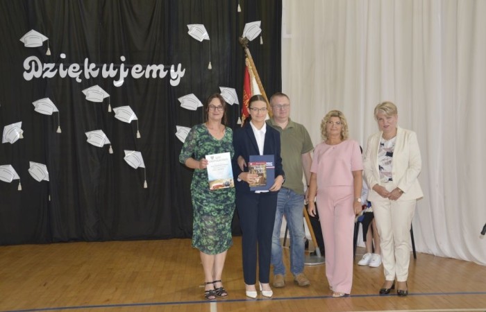 Dnia 20 czerwca odbyło się uroczyste zakończenie roku klas ósmych. Wśród zaproszonych gości była Burmistrz Pasłęka pani Elżbieta Wasiuk, pan Piotr Borysewicz wiceprezes klubu sportowego Polonii Pasłęk, trener  lekkiej atletyki oraz przewodnicząca Rady Rodziców pani Anna Szymanek. Uroczystość rozpoczęła się od przekazania pocztu sztandarowego uczniom klasom siódmym. Następnie wychowawcy klas i pani dyrektor Agnieszka Cieklińska wręczyli nagrody uczniom kończącym szkołę z wyróżnieniem a ich rodzicom listy gratulacyjne. Wszyscy uczniowie z klasy 8a i 8b otrzymali świadectwo ukończenia Szkoły Podstawowej nr 2.Gratulacje !
 Uroczystość uświetniły piosenki w wykonaniu dziewcząt z klasy 6 b i Jakuba Parzycha z klasy 5b. Naszym absolwentom życzymy sukcesów i chcielibyśmy by zawsze pamiętali o latach spędzonych w naszej „Dwójce”.
