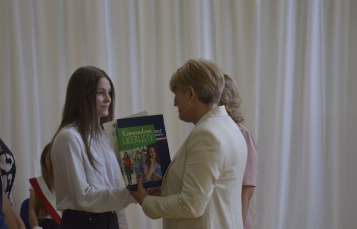 Dnia 20 czerwca odbyło się uroczyste zakończenie roku klas ósmych. Wśród zaproszonych gości była Burmistrz Pasłęka pani Elżbieta Wasiuk, pan Piotr Borysewicz wiceprezes klubu sportowego Polonii Pasłęk, trener  lekkiej atletyki oraz przewodnicząca Rady Rodziców pani Anna Szymanek. Uroczystość rozpoczęła się od przekazania pocztu sztandarowego uczniom klasom siódmym. Następnie wychowawcy klas i pani dyrektor Agnieszka Cieklińska wręczyli nagrody uczniom kończącym szkołę z wyróżnieniem a ich rodzicom listy gratulacyjne. Wszyscy uczniowie z klasy 8a i 8b otrzymali świadectwo ukończenia Szkoły Podstawowej nr 2.Gratulacje !
 Uroczystość uświetniły piosenki w wykonaniu dziewcząt z klasy 6 b i Jakuba Parzycha z klasy 5b. Naszym absolwentom życzymy sukcesów i chcielibyśmy by zawsze pamiętali o latach spędzonych w naszej „Dwójce”.
