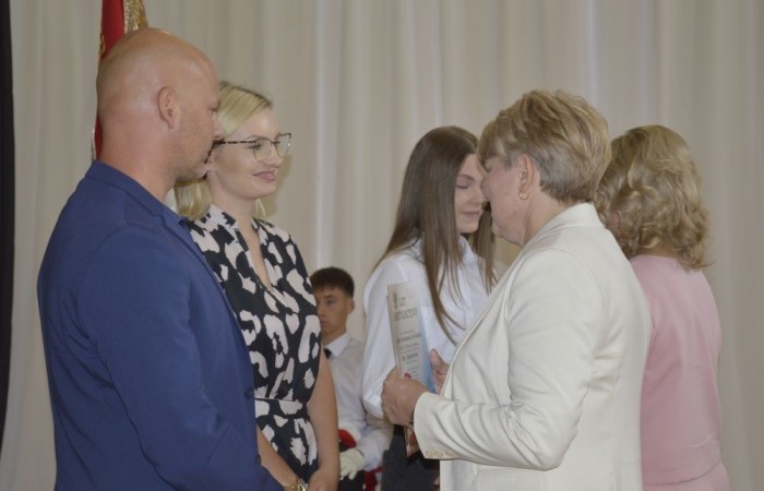 Dnia 20 czerwca odbyło się uroczyste zakończenie roku klas ósmych. Wśród zaproszonych gości była Burmistrz Pasłęka pani Elżbieta Wasiuk, pan Piotr Borysewicz wiceprezes klubu sportowego Polonii Pasłęk, trener  lekkiej atletyki oraz przewodnicząca Rady Rodziców pani Anna Szymanek. Uroczystość rozpoczęła się od przekazania pocztu sztandarowego uczniom klasom siódmym. Następnie wychowawcy klas i pani dyrektor Agnieszka Cieklińska wręczyli nagrody uczniom kończącym szkołę z wyróżnieniem a ich rodzicom listy gratulacyjne. Wszyscy uczniowie z klasy 8a i 8b otrzymali świadectwo ukończenia Szkoły Podstawowej nr 2.Gratulacje !
 Uroczystość uświetniły piosenki w wykonaniu dziewcząt z klasy 6 b i Jakuba Parzycha z klasy 5b. Naszym absolwentom życzymy sukcesów i chcielibyśmy by zawsze pamiętali o latach spędzonych w naszej „Dwójce”.
