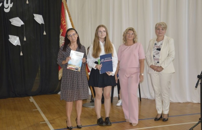 Dnia 20 czerwca odbyło się uroczyste zakończenie roku klas ósmych. Wśród zaproszonych gości była Burmistrz Pasłęka pani Elżbieta Wasiuk, pan Piotr Borysewicz wiceprezes klubu sportowego Polonii Pasłęk, trener  lekkiej atletyki oraz przewodnicząca Rady Rodziców pani Anna Szymanek. Uroczystość rozpoczęła się od przekazania pocztu sztandarowego uczniom klasom siódmym. Następnie wychowawcy klas i pani dyrektor Agnieszka Cieklińska wręczyli nagrody uczniom kończącym szkołę z wyróżnieniem a ich rodzicom listy gratulacyjne. Wszyscy uczniowie z klasy 8a i 8b otrzymali świadectwo ukończenia Szkoły Podstawowej nr 2.Gratulacje !
 Uroczystość uświetniły piosenki w wykonaniu dziewcząt z klasy 6 b i Jakuba Parzycha z klasy 5b. Naszym absolwentom życzymy sukcesów i chcielibyśmy by zawsze pamiętali o latach spędzonych w naszej „Dwójce”.
